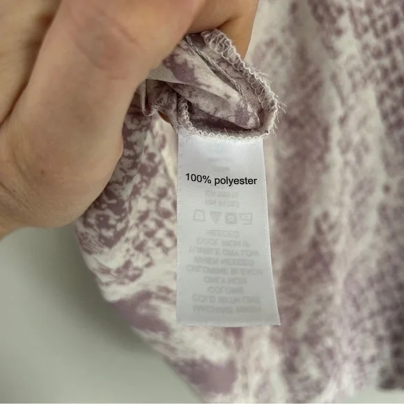 🦋 Maurices Purple White Snakeskin Sleeveless Blouse Medium Casual - Picture 2 of 4